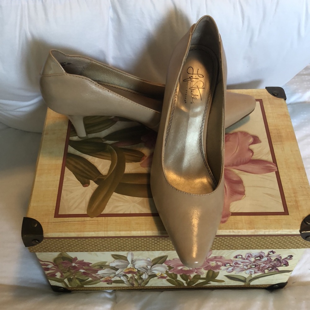 Life Stride Nude pumps size 9